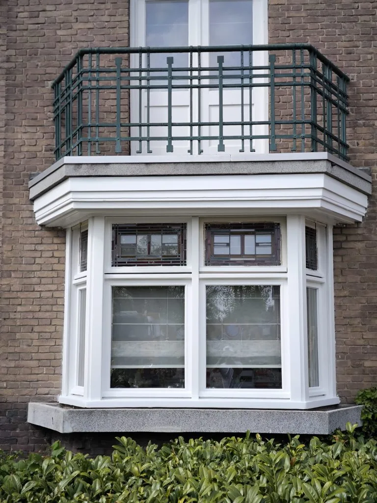 Vakkundig buitenschilderwerk van erkerkozijnen en balkonhekwerk door Omega Schilderwerken